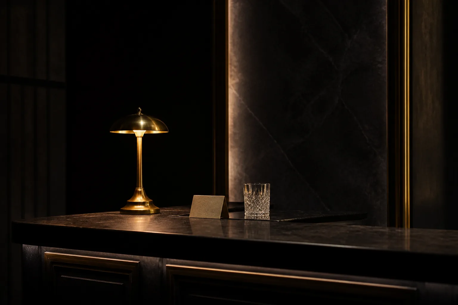 Recepción de GamePeak con luz dorada tenue — GamePeak reception desk under soft golden light